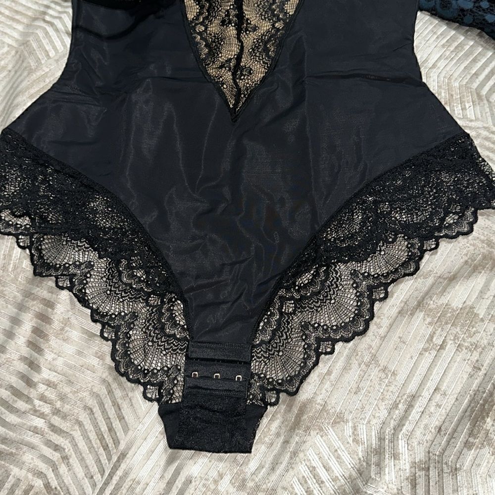 Pinsy
Sculpting Lace Shapewear Bodysuit| Black|M|NWT - Picture 4 of 6